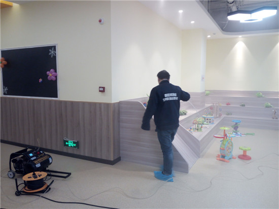 立美凈技術人員在霧化光觸媒來去除室內甲醛